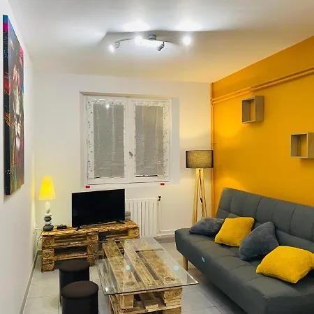 De 40m2 De Plein Pieds Dans Maison Avec Parking Et Terrasse * Jussac