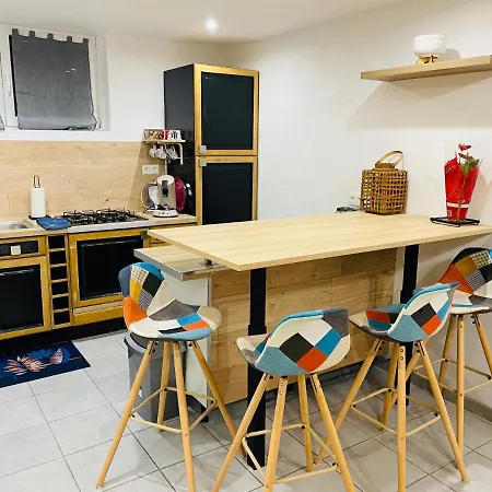 De 40m2 De Plein Pieds Dans Maison Avec Parking Et Terrasse * Jussac