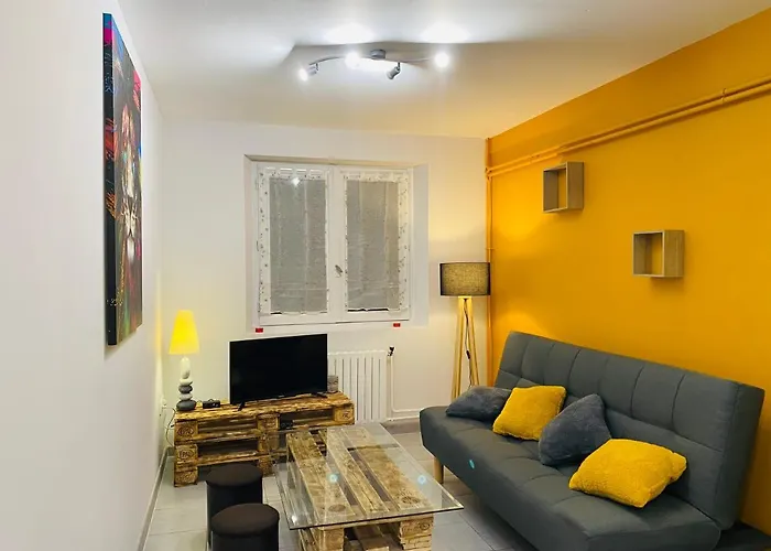 De 40m2 De Plein Pieds Dans Maison Avec Parking Et Terrasse * Jussac