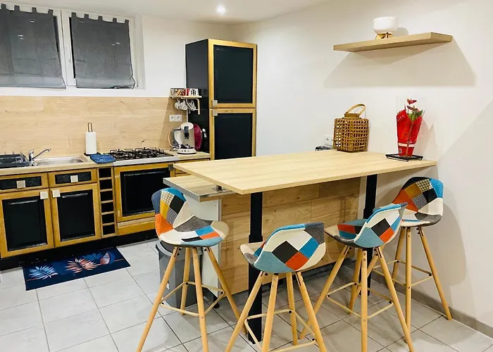 De 40m2 De Plein Pieds Dans Maison Avec Parking Et Terrasse * Jussac